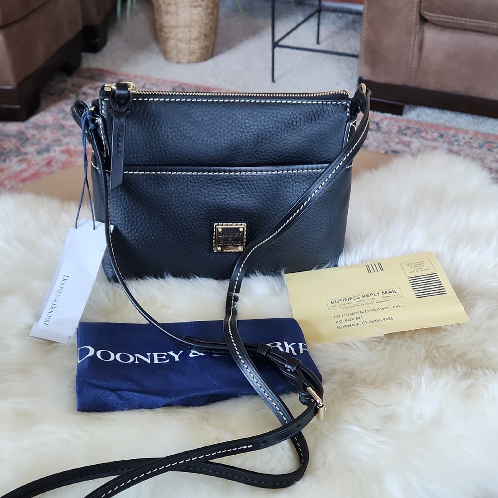 Beautiful NWT Dooney & Bourke Black Leather Ginger Pouchette Crossbody Bag🖤🎁💛